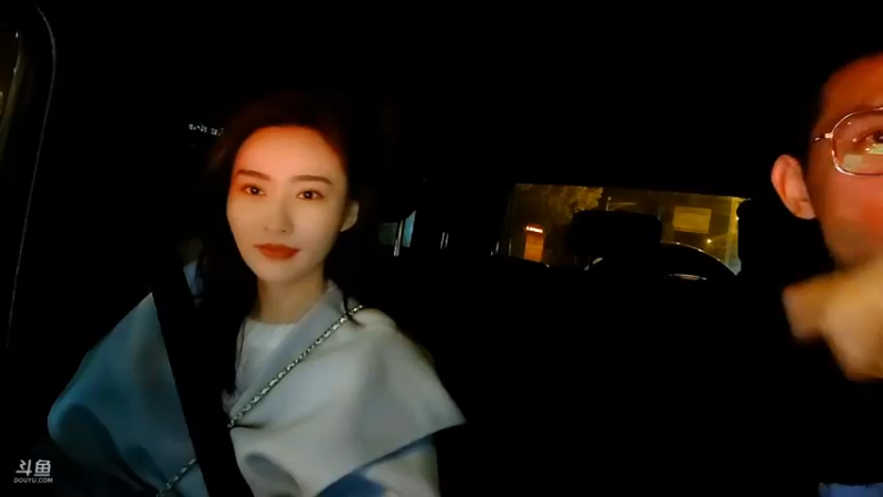 博哥开车带美女游玩，美女笑起来好看的