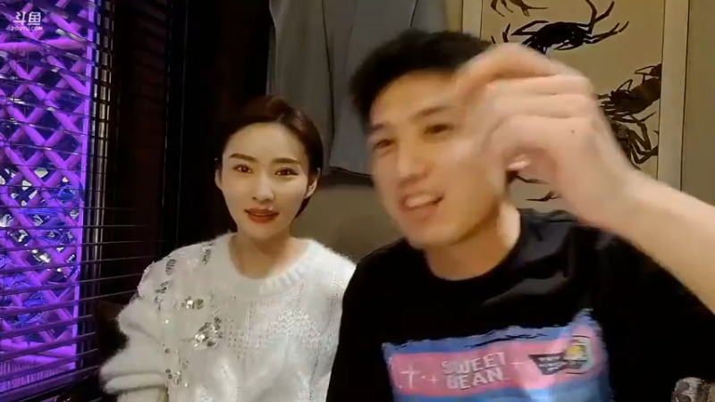 博哥和美女吃晚饭聊天，美女笑起来好温柔啊