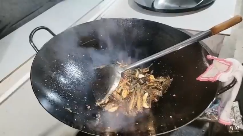 肖哥看做菜，啤酒炖泥鳅，美滋滋啊