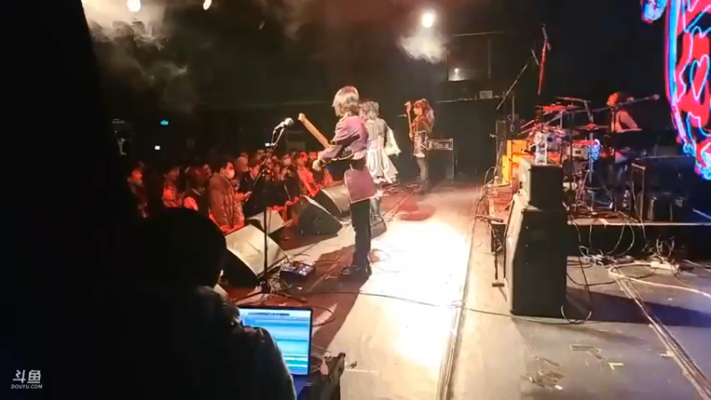 肖哥看美女刘安琪的乐队四喜丸子唱歌表演