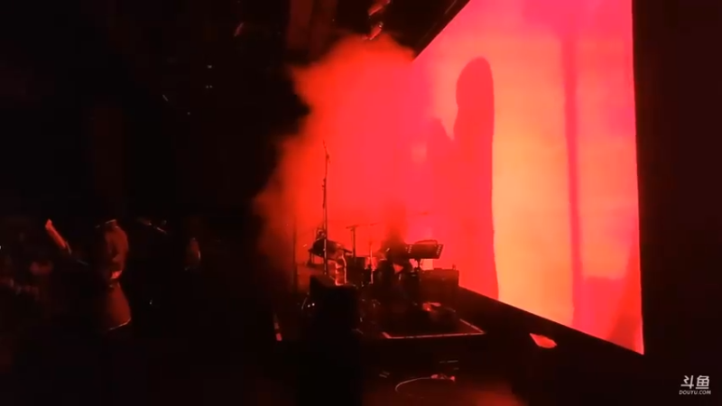 肖哥看美女刘安琪的四喜丸子乐队表演唱歌