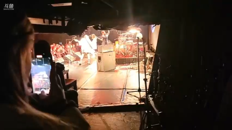 肖哥和戴面具大哥聊天，这是个秘密