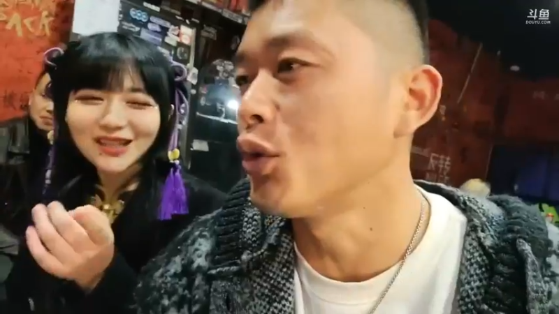 肖哥对美女刘安琪说以后开大演唱会我就戴几百人来捧场