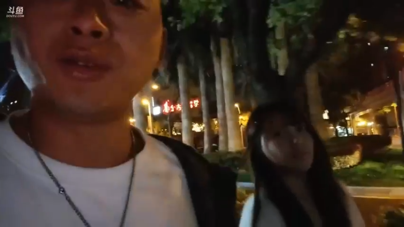 肖哥看完演唱会和美女去吃夜宵