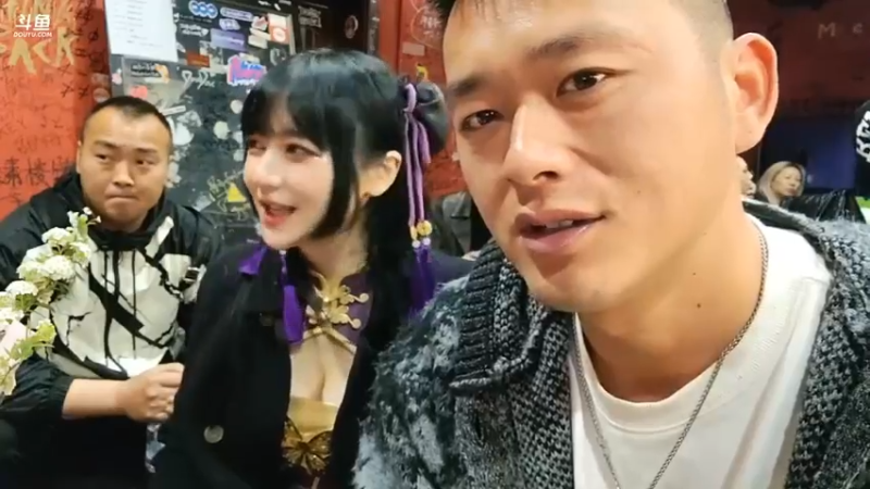 肖哥在后台聊天，感叹大家留言很厉害