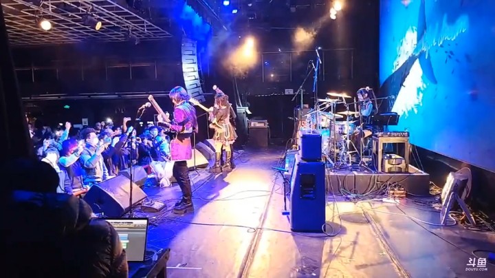 肖哥看美女刘安琪的四喜丸子乐队表演