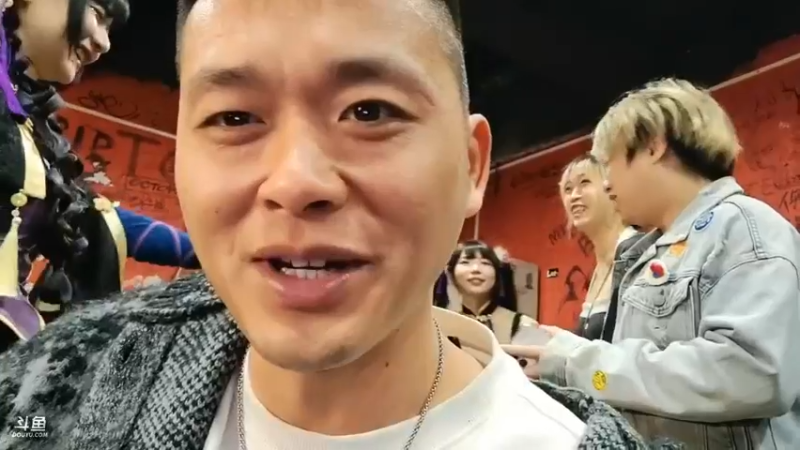 肖哥看到来了一个美女，刘安琪好开心