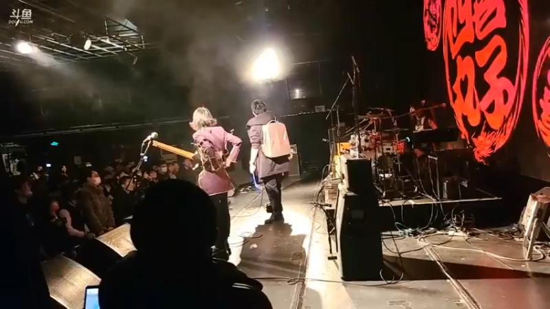 美女刘安琪演唱很好听，非常有活力，打鼓的美女可以啊