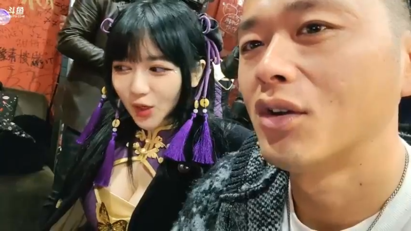 肖哥和美女刘安琪聊天，肖哥说4.19是自己直播七周年了