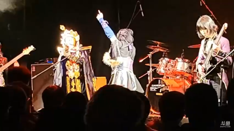 肖哥看美女刘安琪唱歌，想去前面拍摄又卡