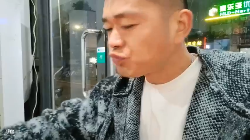 肖哥在饭店直播吃蛋炒饭和鸡腿，实惠好吃啊