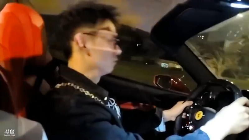 博哥开车带美女游玩，韩美女很好看啊