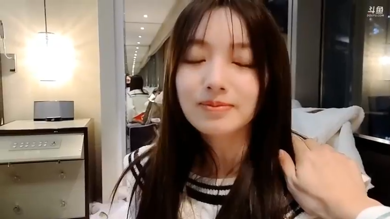 博哥和美女玩游戏，美女输了要弹脑门