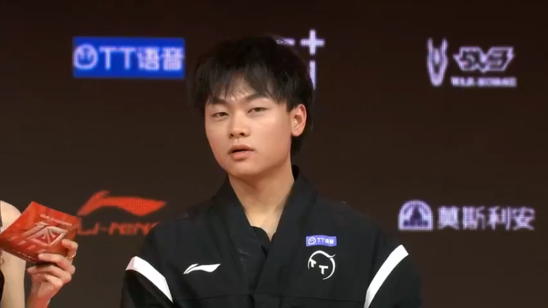 2023LPL春季赛TT获胜和粉丝在台上合影