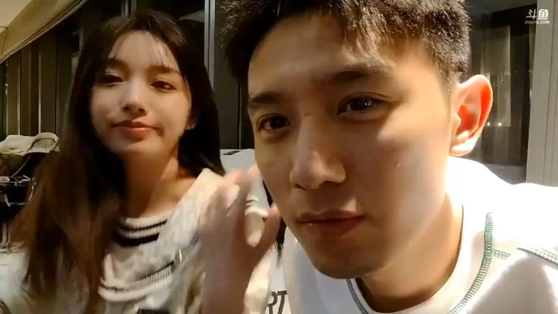 博哥让美女去换袜子，大家说是不是兄弟