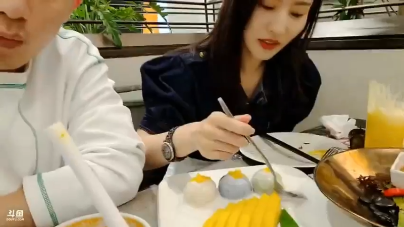 博哥和美女吃完饭，美女吃的很快啊