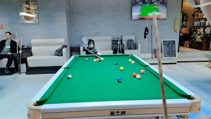 博哥和美女打桌球，美女戴口罩还是很好看