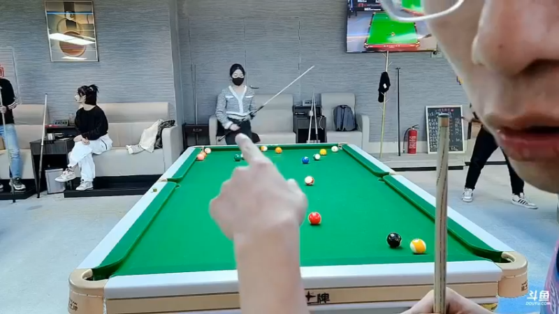 博哥和美女打完桌球了，快乐啊