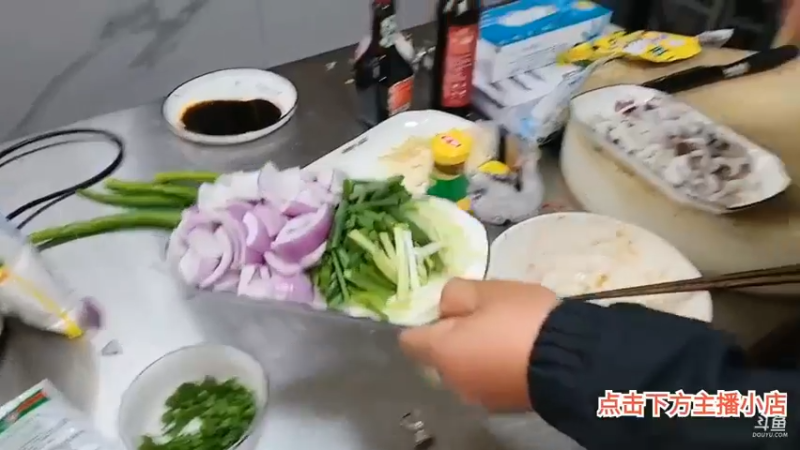 肖哥看强哥做洋葱炒墨鱼，看起来就好吃啊