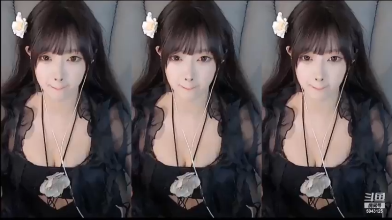 美女坐着表演好可爱