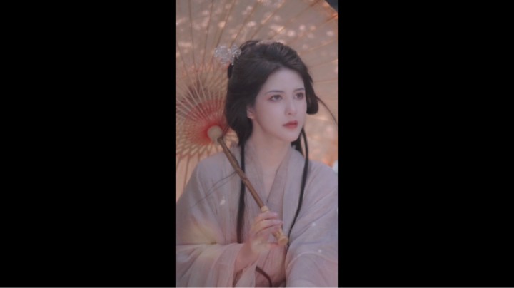 眼中有柔情万种，如脉脉春风冰雪也消融