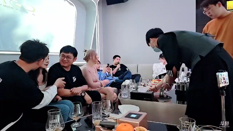 我在斗鱼看小鱼小鱼吃虾米直播户外