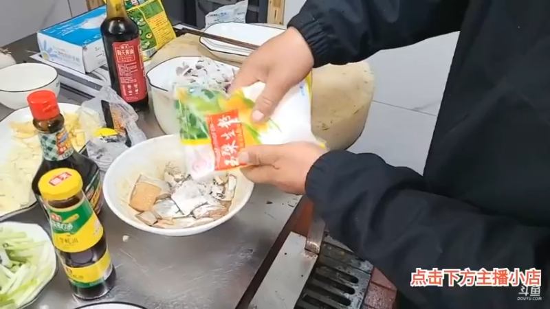 肖哥看做海鲜，竹节虾一百多块一斤，野生的美味