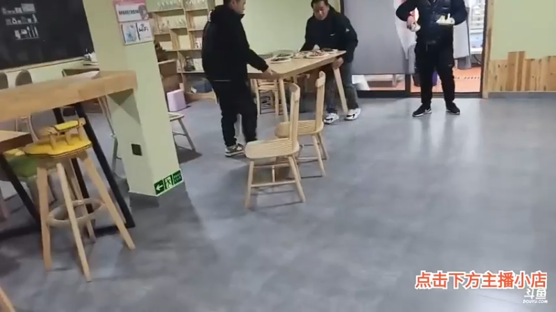 肖哥今晚吃海鲜大餐，这一桌几百块，美滋滋