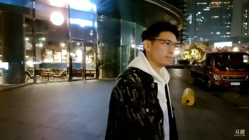 博哥抱着美女做深蹲，他说一点也不累，送啊