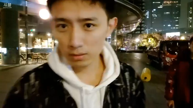 博哥抱美女做深蹲，一点也不累，大家开始疯狂送飞机