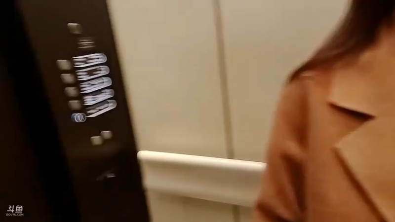 博哥接单一个飞机抱着美女做三个深蹲，很划算啊