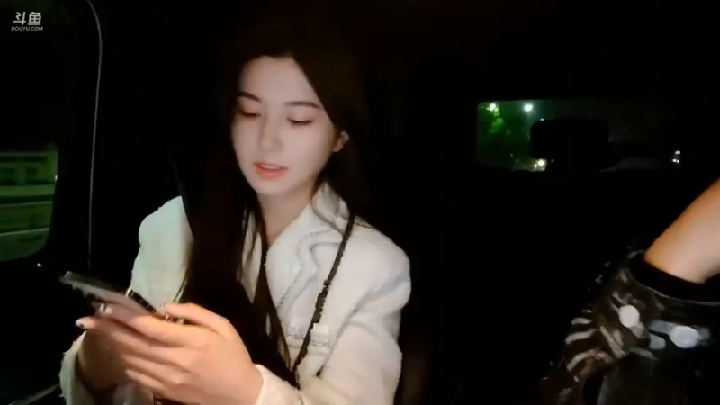 博哥开车和美女聊天，美女羡慕别人