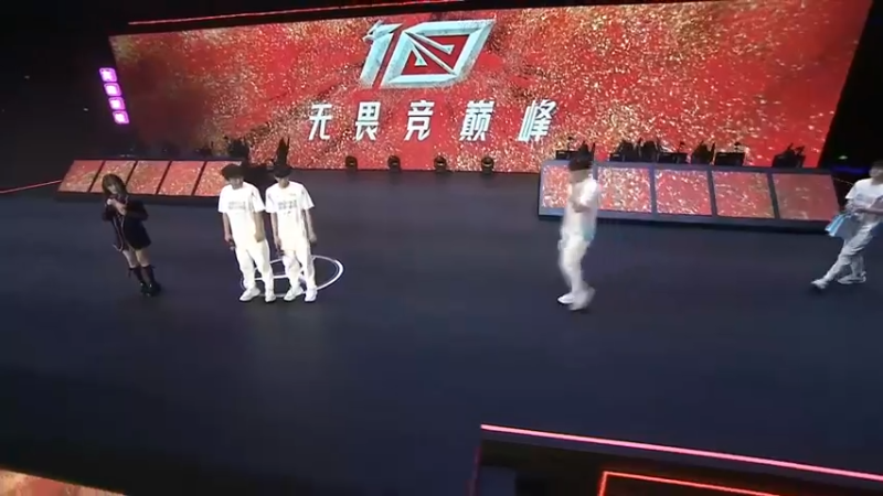 2023LPL春季赛BLG选手上台和粉丝合影