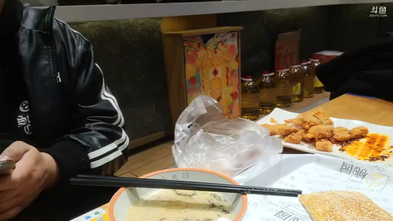 【2023-04-01 01点场】火力堂主：外滩看小姨子拍照！