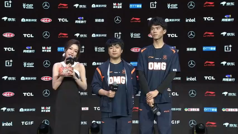 2023LPL春季赛OMG队友上台和粉丝合影