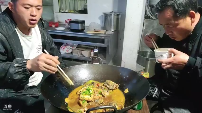 【2023-04-02 18点场】洪湖小肖：基地抽坑抓鱼了