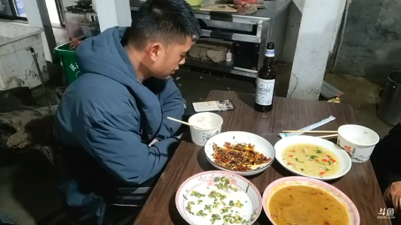 肖哥今晚吃饭胃口好啊，大家都把菜吃完了