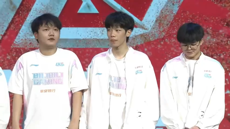 2023LPL春季赛BLG选手上台和粉丝合影