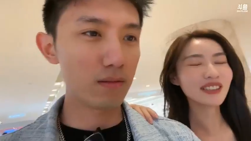 博哥带美女买名牌包，美女说这是节目效果吗