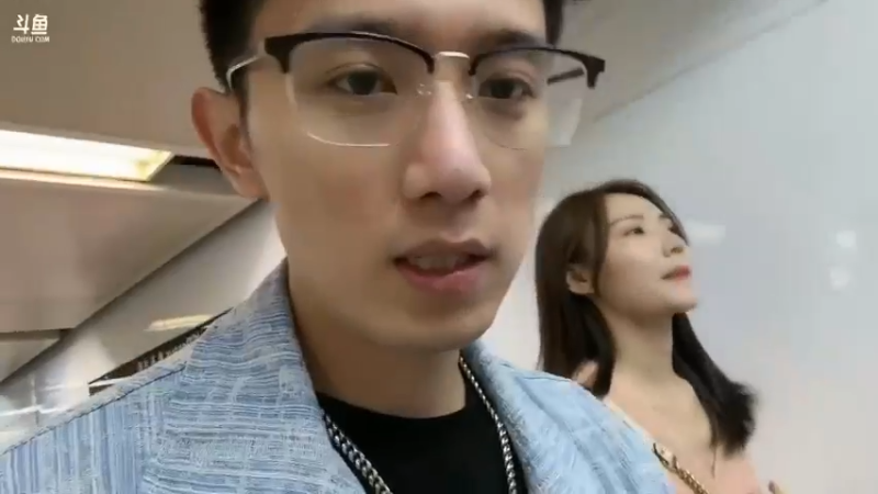 博哥要带美女去买包包