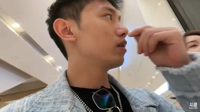 博哥要给美女买包但是不能进去直播