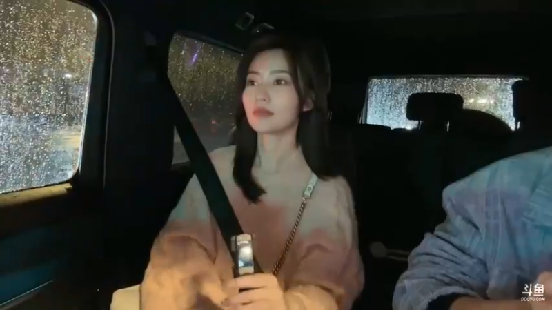 博哥开车，美女在副驾驶笑的好开心