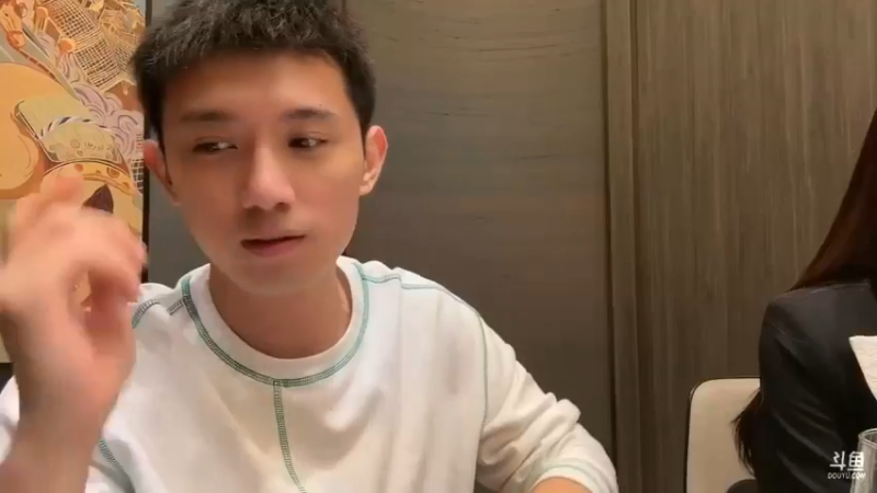 博哥和美女吃饭，美女吃不了多少啊