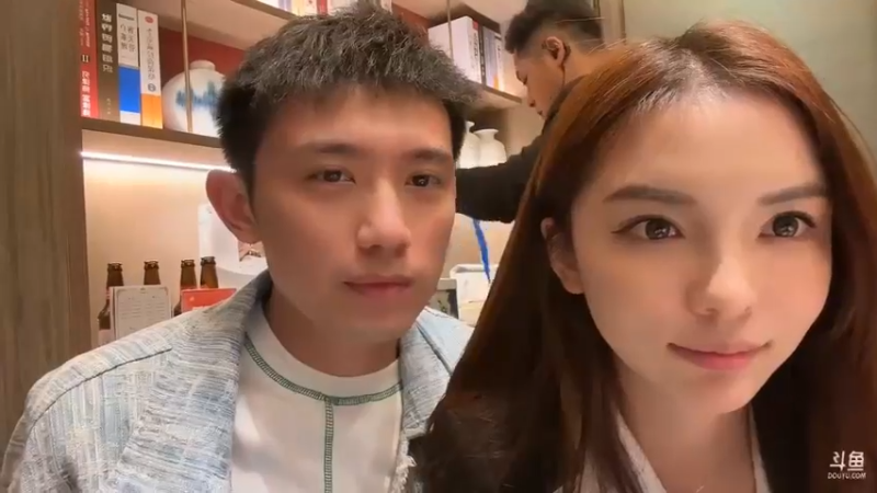 博哥和美女聊天，美女还是很懂事的