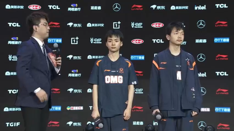 2023LPL春季赛OMG上台和粉丝合影