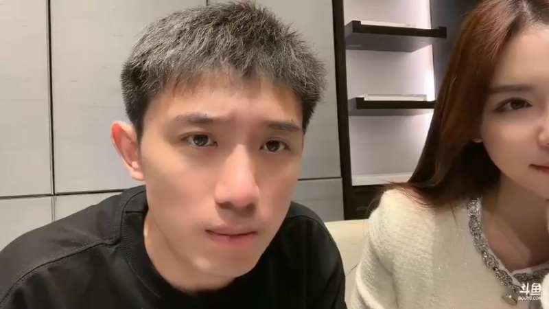 博哥和美女在酒店聊天，美女玩手机好认真