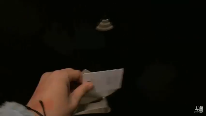 博哥带美女回酒店聊天，美女喝水，大家说坏了