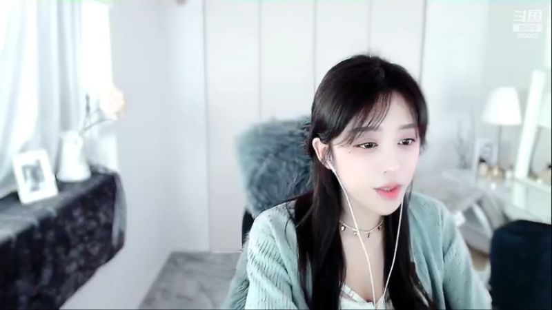 蘭七小姐姐看别人弹幕好搞笑