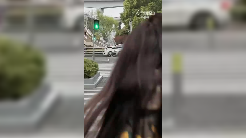 愣着干嘛，等你一起过马路呢