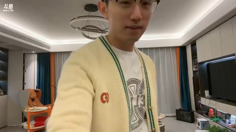 博哥去苏州美女家换衣服，美女很逗啊